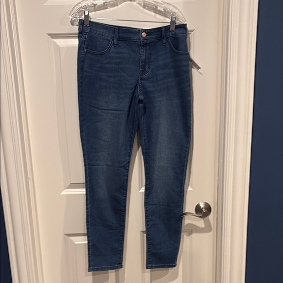 Old Navy Women’s  Blue Jeans - new with tags - Picture 1 of 3
